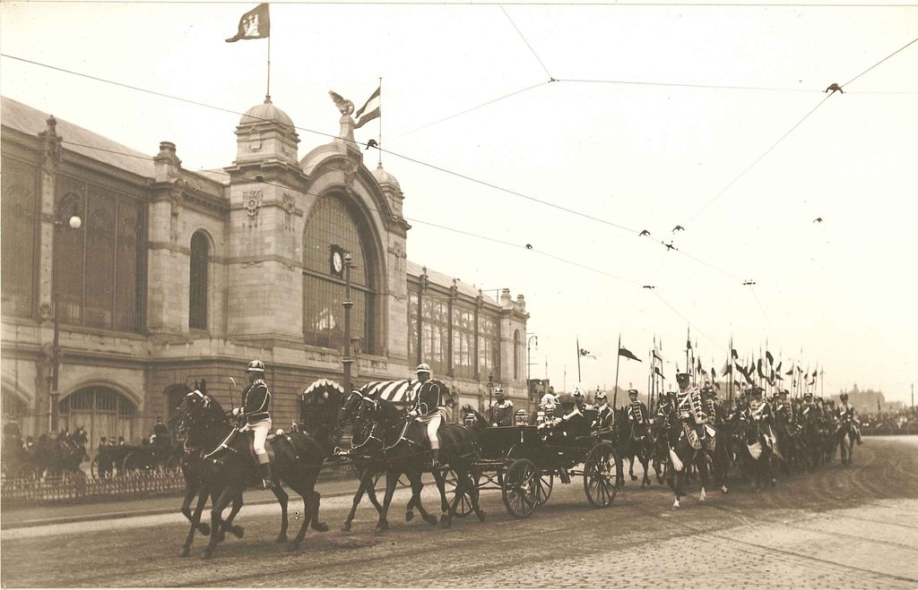 Kaiser Wilhelm II. passiert den Dammtorbahnhof am 20. Juni 1903 in einer vierspännigen Kutsche.