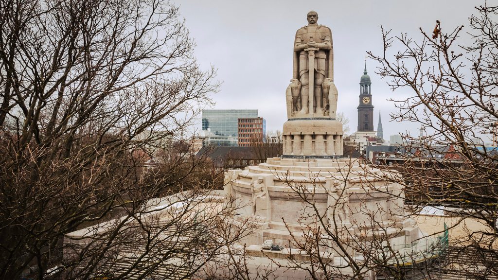 Ein Luftbild des Bismarck-Denkmals auf St. Pauli mit dem Hamburger Michel im Hintergrund.