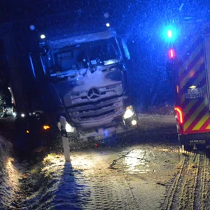 Lkw rutscht fast in Graben