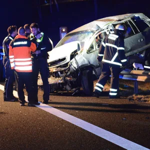 Ein Opel steht an der A25 auf der Leitplanke, daneben Rettungskräfte