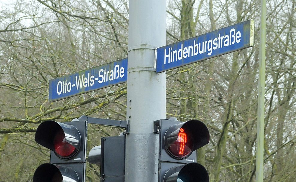 Schon 2013 wurde über eine Umbennung der Hindenburgstraße gestritten. Damals wurde ein Kompromiss gefunden – ein fauler Kompromiss, wie viele glauben. Seitdem trägt der ehemalige südliche Teil der Hindenburgstraße den Namen Otto-Wels-Straße.