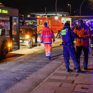 Feuerwehrkräfte und Polizisten reden in Billstedt mit Opfern und Fahrern der Fahrzeuge