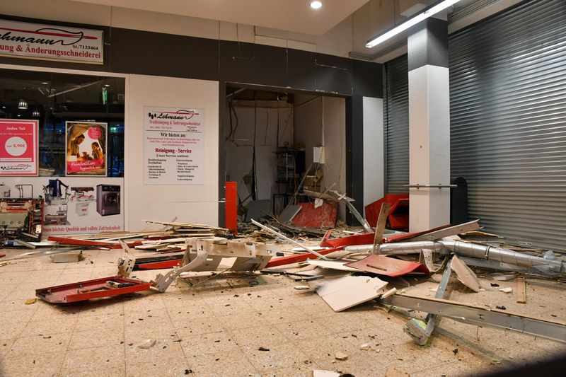 Trümmerfeld: Gleich zwei Geldautomaten sind im Ostkreuz Center gesprengt worden.