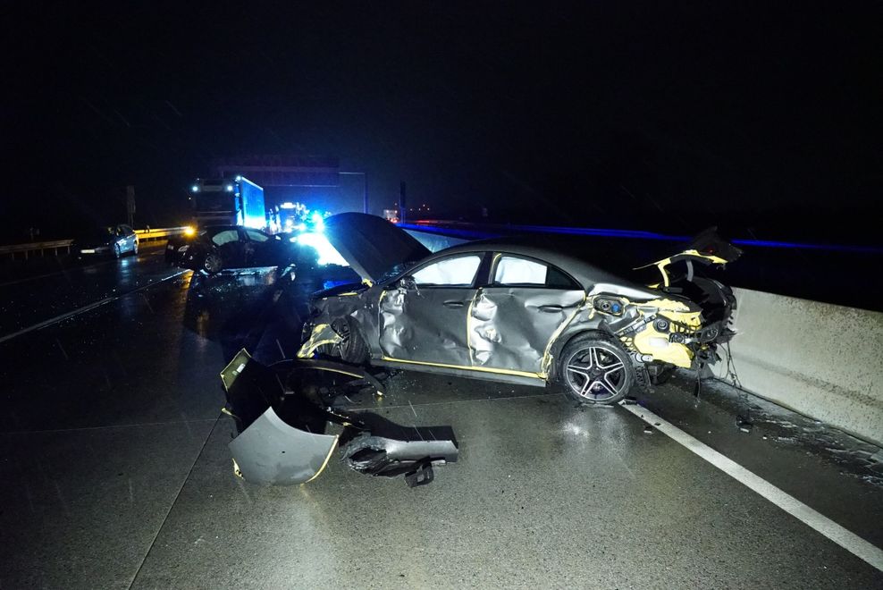 Gleich drei Autos kollidierten auf der glatten A7. Offenbar hatte der Unfallverursacher bei hohem Tempo die Kontrolle verloren.