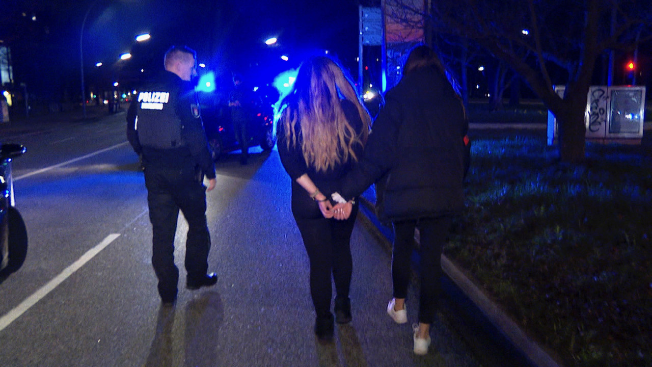Die Polizei nimmt die Fahrerin eines Drogen-Taxis in Hamburg fest.