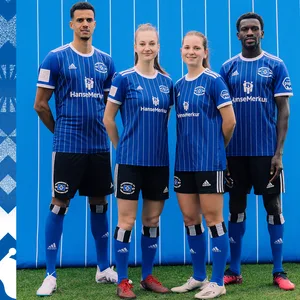 Unter anderem Robert Glatzel (l.) und Bakery Jatta (r.) präsentierten das HSV-Supporters-Trikot.