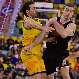 Samar im Duell mit Spielern von Gran Canaria