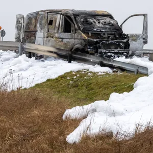 Nach dem Überfall setzten die Räuber den Geldtransporter und eines ihrer eigenen Fahrzeuge (im Foto links) in Brand.