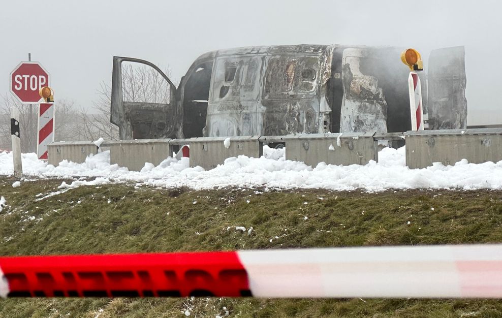 Der ausgebrannte Geldtransporter an der Anschlussstelle Gützkow.