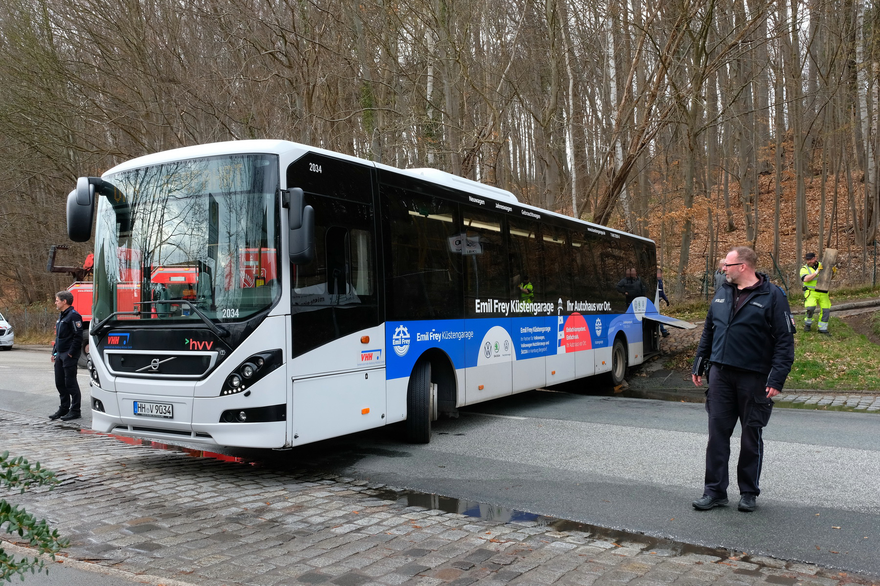 Missglücktes Wendemanöver: Ein Bus der Verkehrsbetriebe Hamburg-Holstein (VHH) versperrte die Straße.