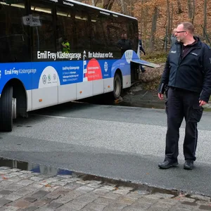 Missglücktes Wendemanöver: Ein Bus der Verkehrsbetriebe Hamburg-Holstein (VHH) versperrte die Straße.