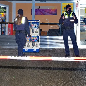 Nach Raubüberfällen mit Schusswaffe - Polizei nimmt Tatverdächrige fest.