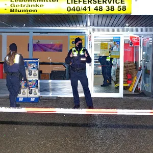 Ein Unbekannter hat diesen Bergedorfer Kiosk überfallen und mit einer Gaspistole auf den Angestellten geschossen.