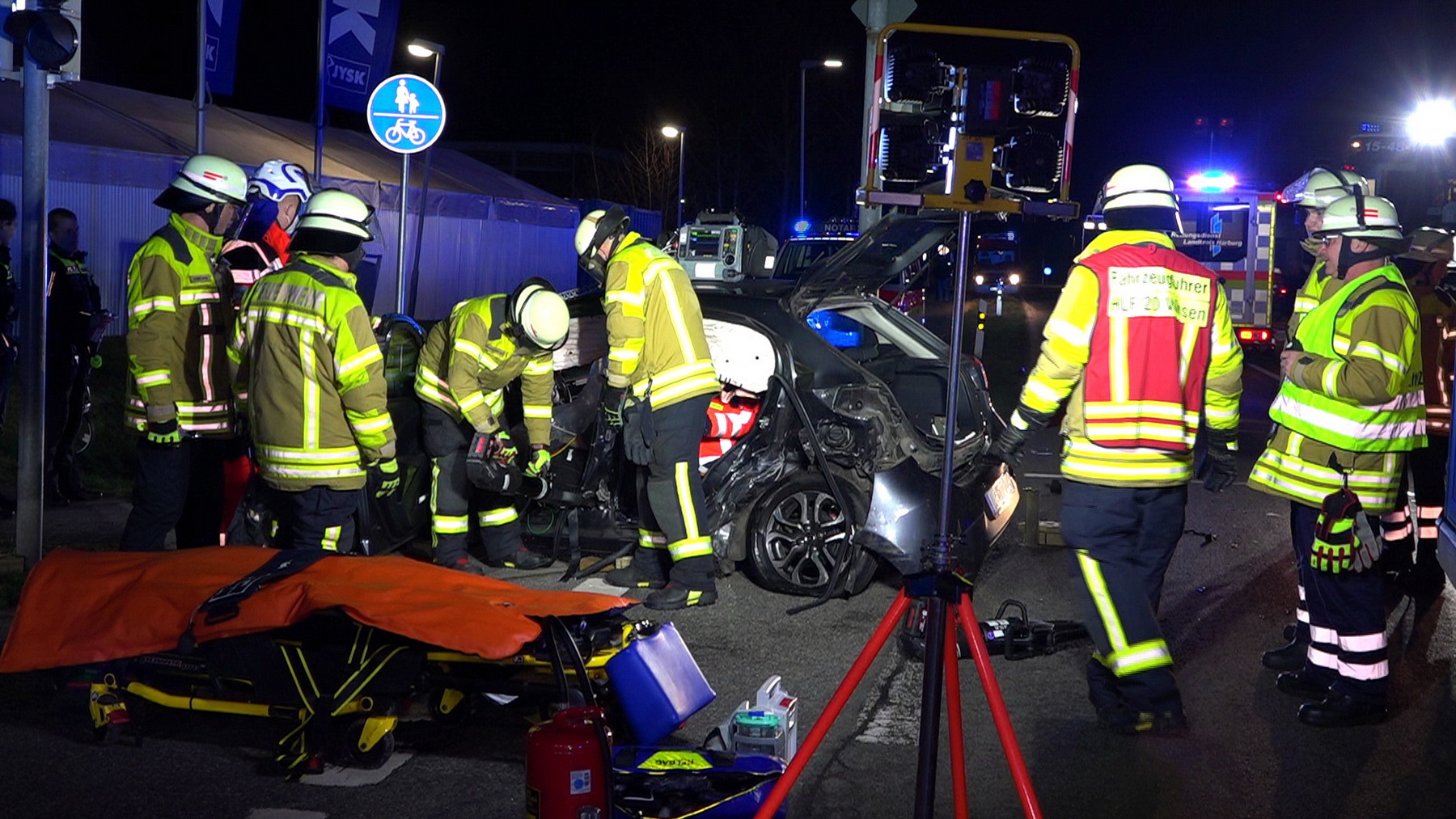 Der Mazda-Fahrer wurde bei dem schweren Unfall eingeklemmt.