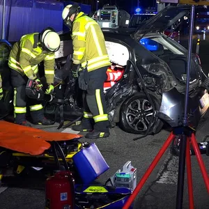 Der Mazda-Fahrer wurde bei dem schweren Unfall eingeklemmt.