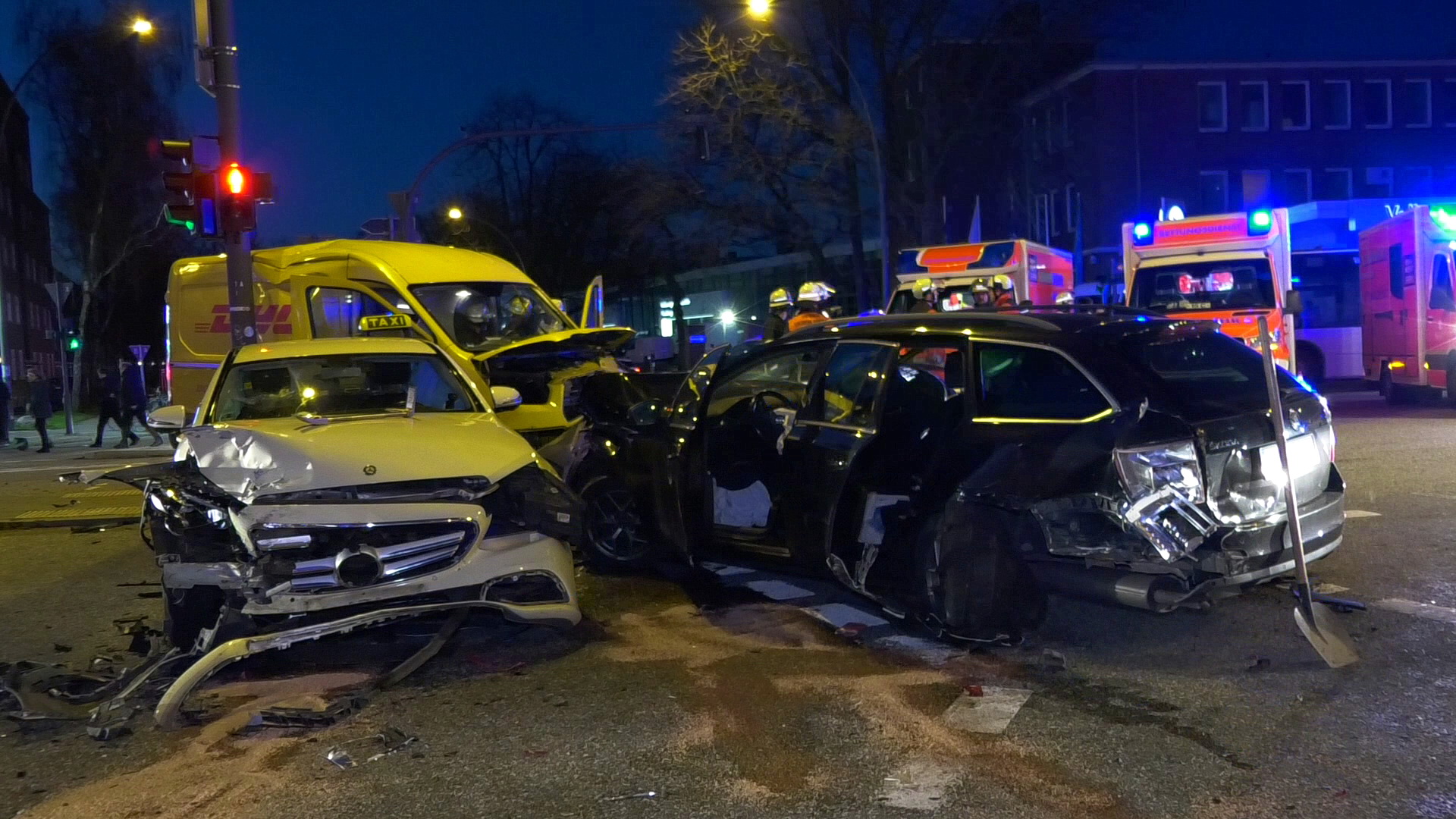 Das DHL-Fahrzeug rammte mit voller Wucht zwei Autos, darunter einen Taxi.
