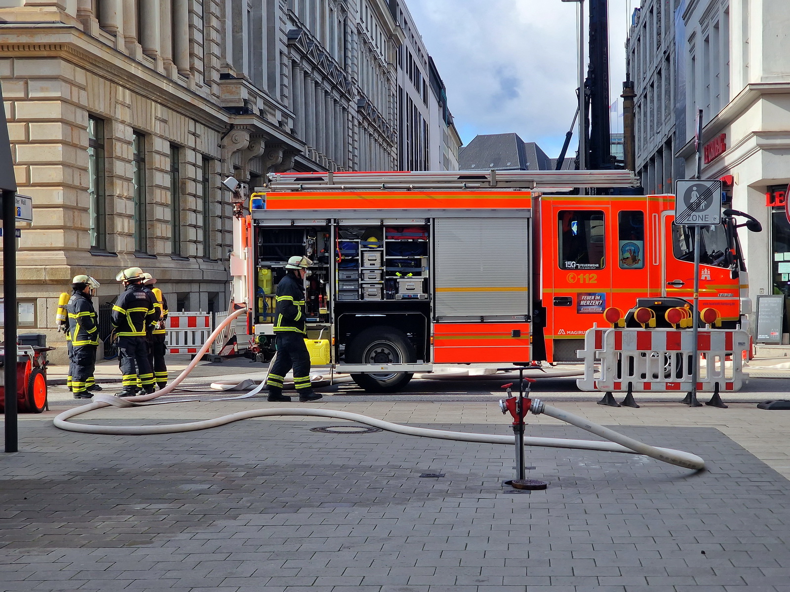 Feuerwehrkräfte am Einsatzort in der Hamburger Innenstadt.