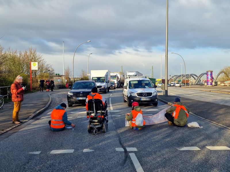 Aktivisten der „Letzten Generation“ besetzen die Straße Am Saalehafen.
