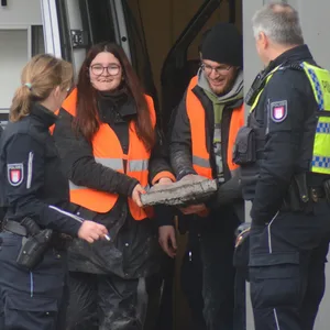 Sichtlich amüsiert trafen die Aktivisten an der Billstedter Wache ein.