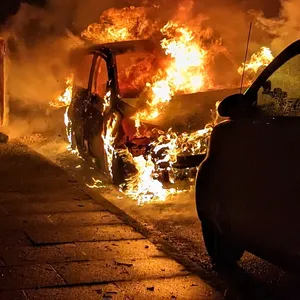 Pkw in Hamburg ausgebrannt – Brandstiftung nicht ausgeschlossen
