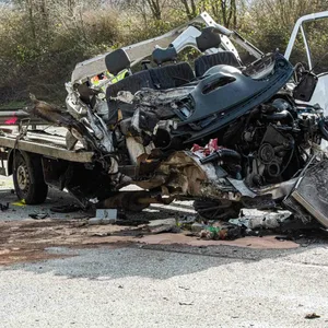 Kaum zu glauben: Der Fahrer des Abschleppwagens wurde nur leicht verletzt.