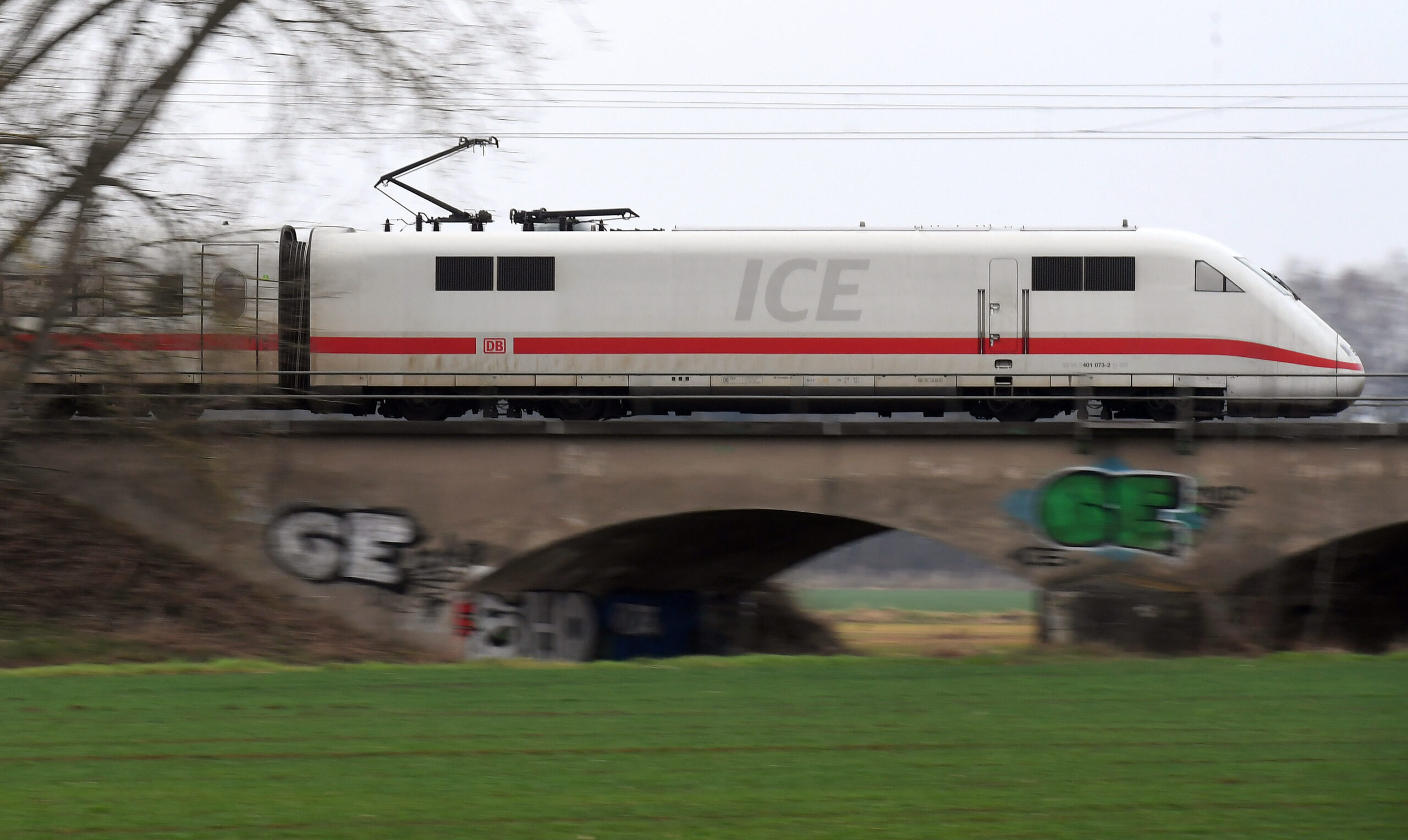 Ein ICE bei Langenhagen (Niedersachsen)