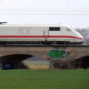 Ein ICE bei Langenhagen (Niedersachsen)