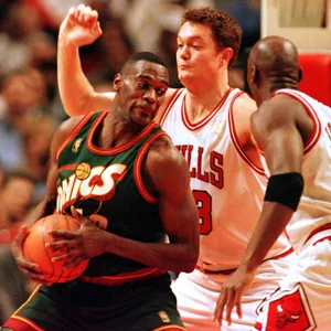 Shawn Kemp gegen Luc Longley und Michael Jordan