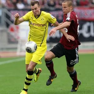 Adam Hlousek und Kevin Großkreutz im Zweikampf