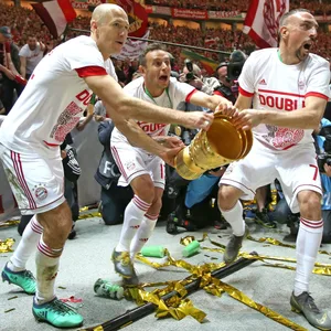 Franck Ribéry (r.) feiert zusammen mit Arjen Robben (l.) und Rafinha (m.) den Gewinn des DFB-Pokals 2019.