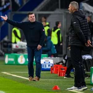 Dieter Hecking als HSV-Trainer und Tim Walter als Stuttgart-Coach trafen im Oktober 2019 im Volkspark aufeinander.