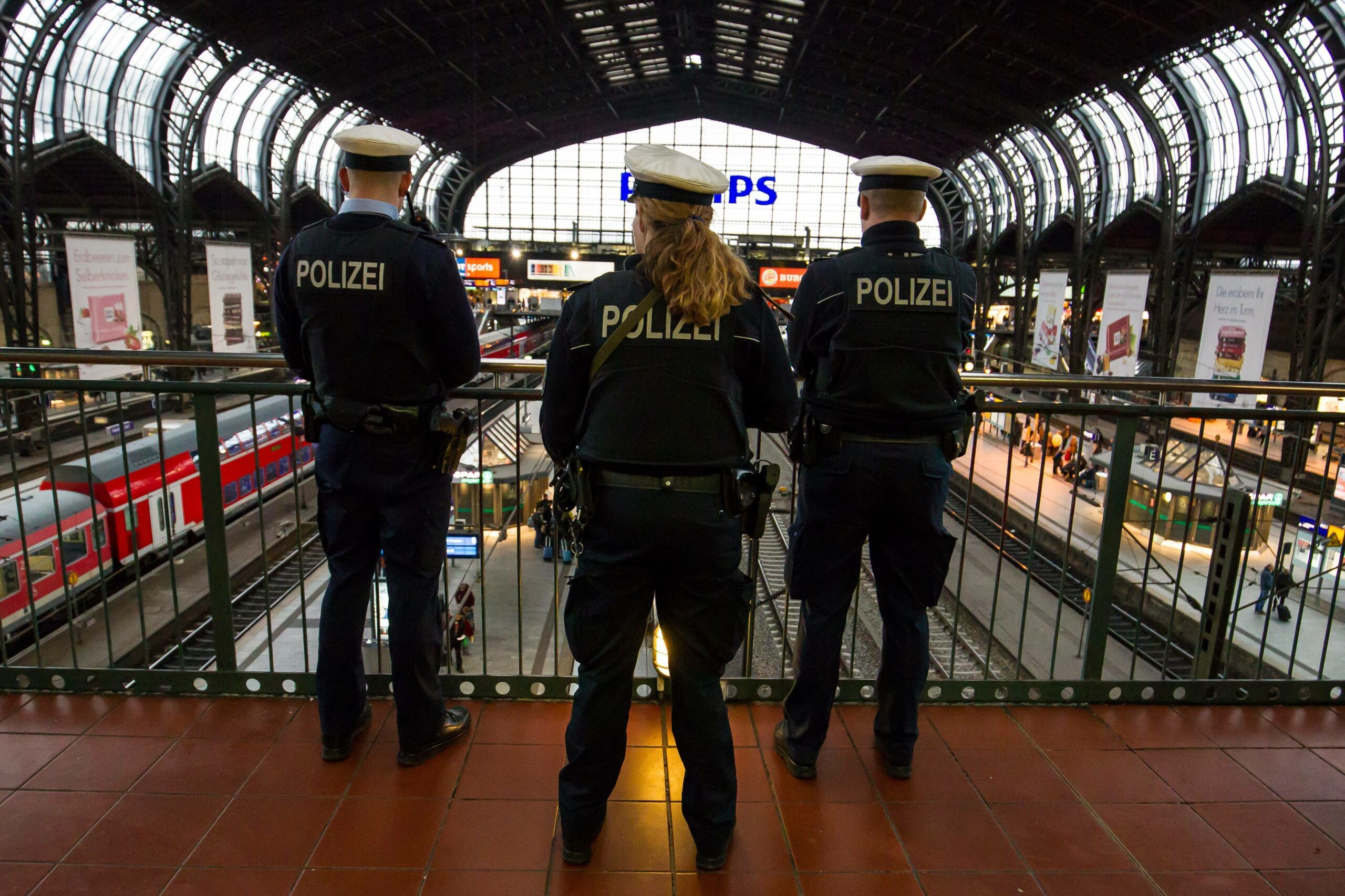 Die Bundespolizei bei einer Kontrolle am Hamburger Hauptbahnhof (Symbolbild).