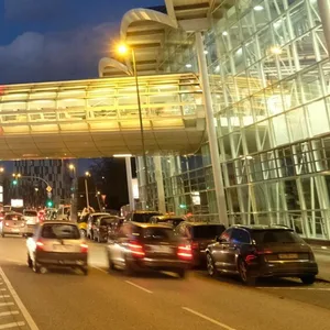 Die Karolinenstraße ist direkt an den Messehallen vielbefahren. (Archivbild)