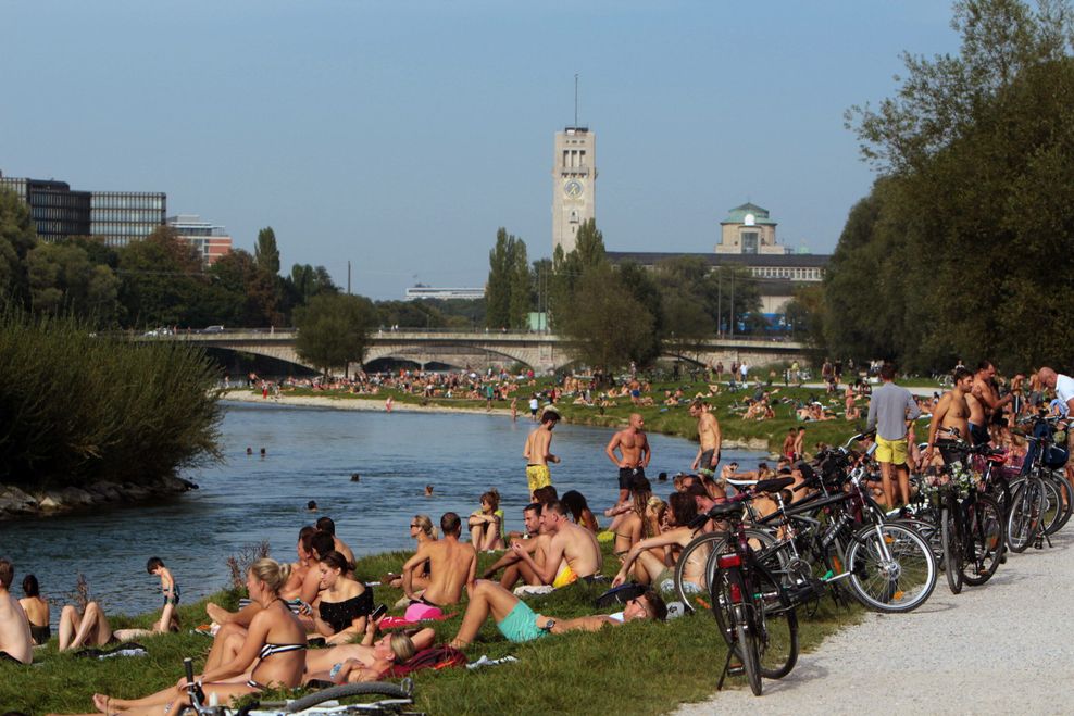 Personen am Fluss im Sommer