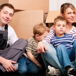 Familie mit Einzugskartons.