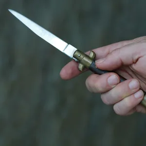 Mehrfach soll ein 20-Jähriger auf einen 16-Jährigen eingestochen haben.