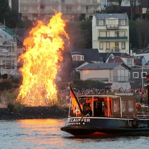 Osterfeuer an der Elbe