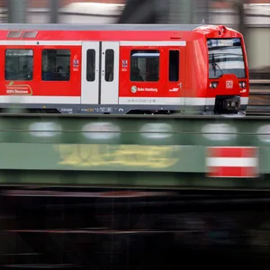 Zug auf einer Brücke