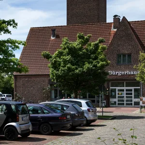 Das Bürgerhaus in Heide. In der Stadt hat eine Mädchengruppe eine 13-Jährige stundenlang misshandelt und sich dabei gefilmt. (Symbolbild)