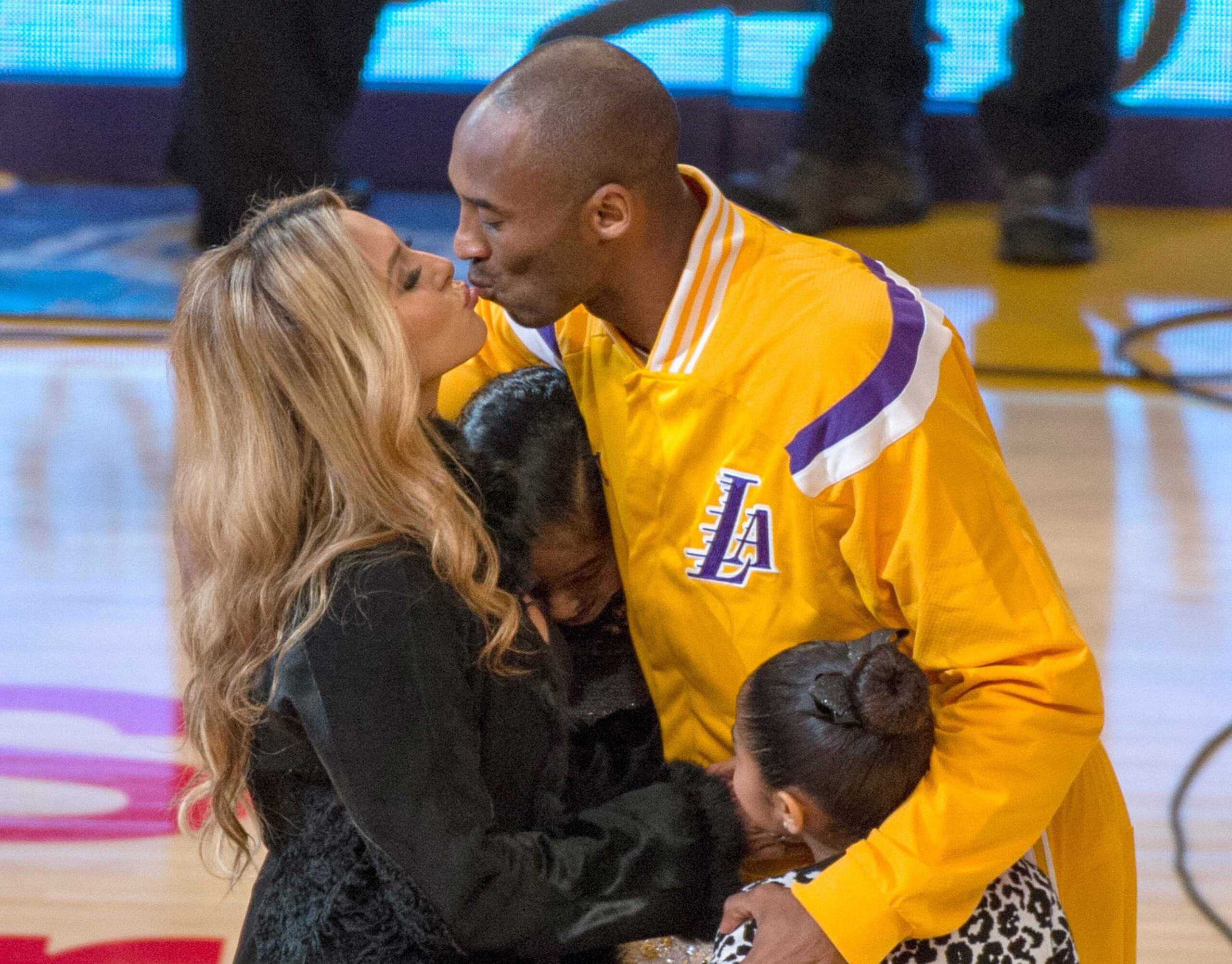 Vanessa Laine Bryant und Kobe Bryant bei einem Basketball-Spiel der Lakers