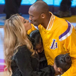 Vanessa Laine Bryant und Kobe Bryant bei einem Basketball-Spiel der Lakers