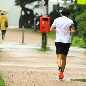 Ein Jogger läuft durch den Hamburger Stadtpark. Bald soll es nach dem Willen von Rot-Grün bald noch mehr öffentliche Sportangebote geben. (Symbolbild)