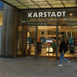 Das Karstadt-Haus an der Mönckebergstraße. Ein Drittel der Mitarbeiter:innen soll gekündigt werden. (Archivbild)