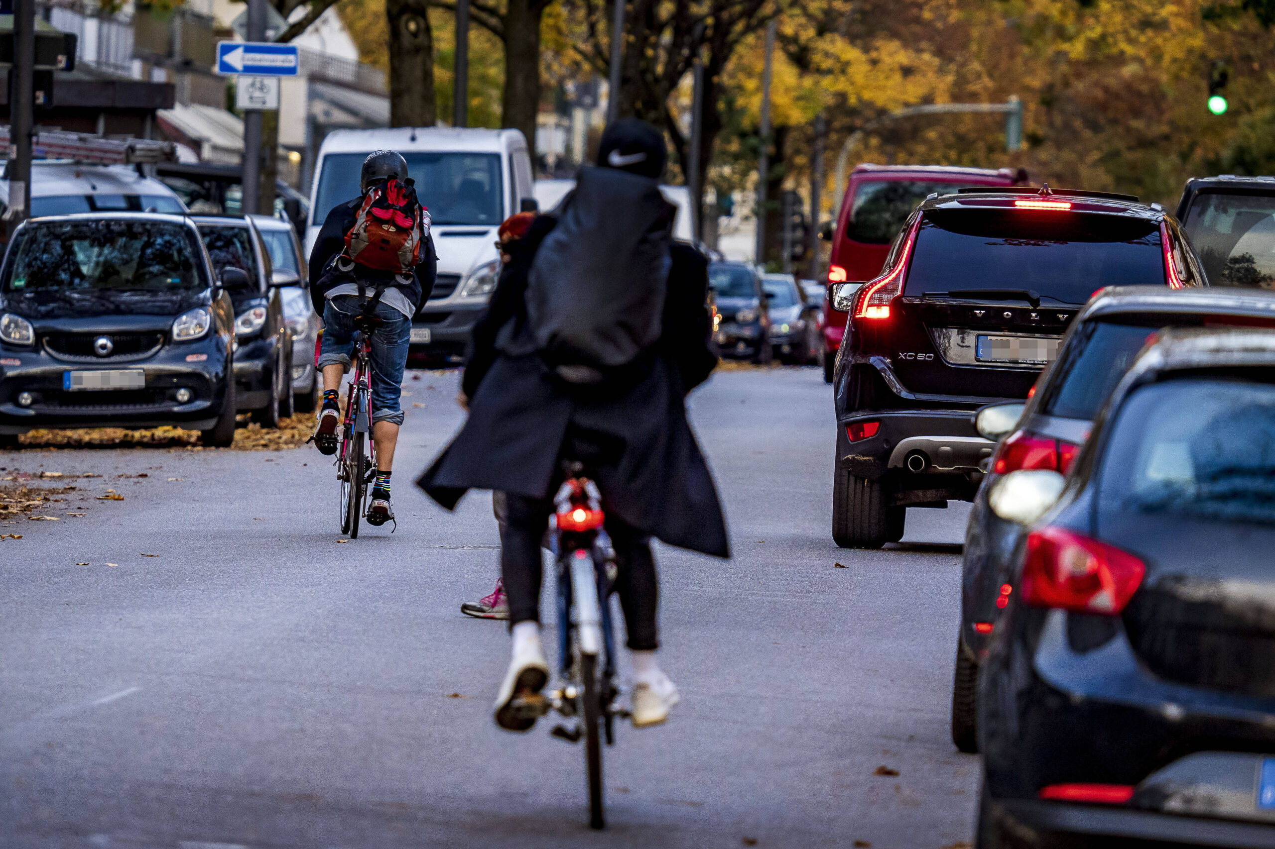 Fahrrad- und Autofahrer müssen sich in Hamburg oft noch die Straße teilen – das führt zu Konflikten.