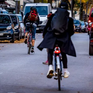 Fahrrad- und Autofahrer müssen sich in Hamburg oft noch die Straße teilen – das führt zu Konflikten.