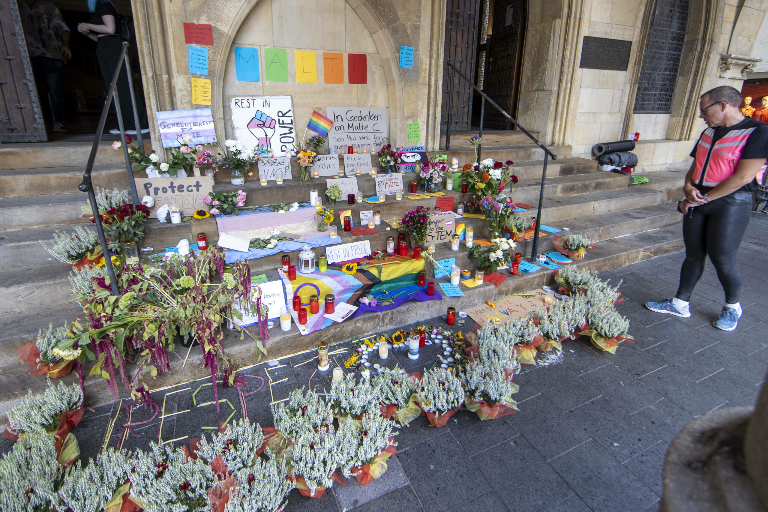 Nach den tödlichen Schlägen gegen Malte C. legten viele Menschen Blumen und Kerzen vor dem Rathaus in Münster nieder. (Archivbild)