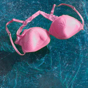Oben-ohne im Schwimmbad: Das ist jetzt auch in Berlin offiziell erlaubt. (Symbolbild)