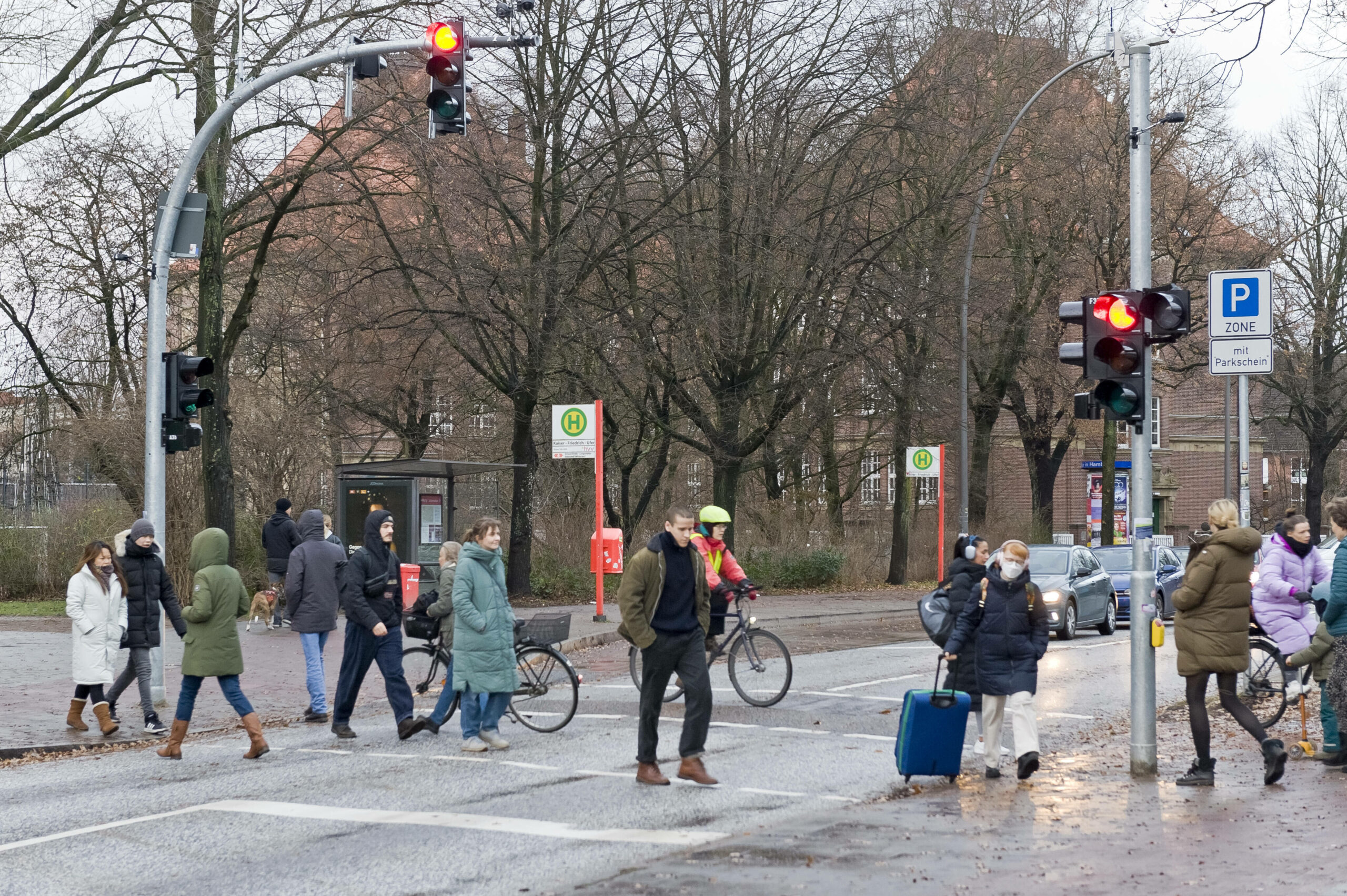 Fußgänger gehen am Kaiser-Friedrich-Ufer über die Straße