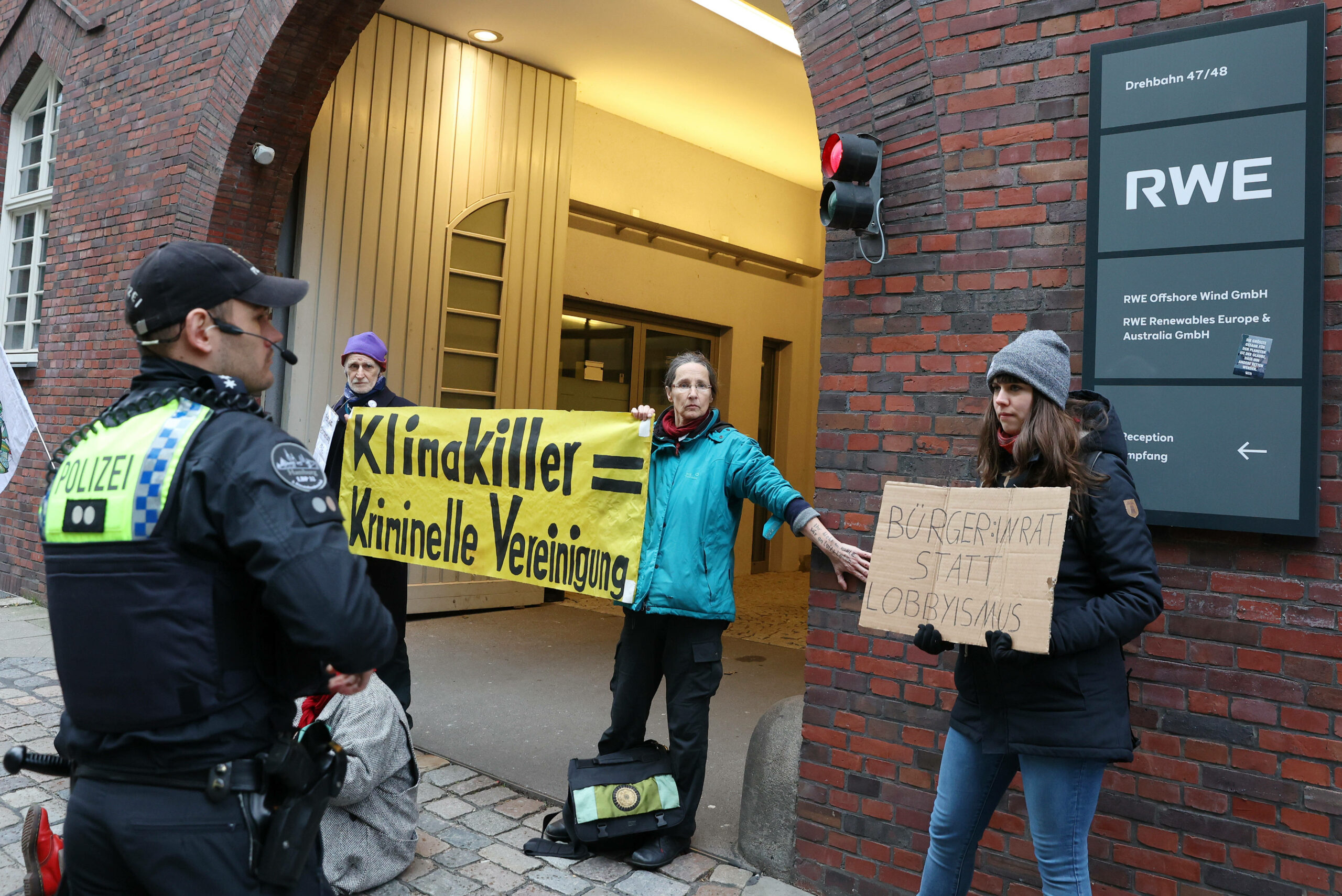 Margret S. (Mitte) bei einer Demo-Aktion vor dem RWE-Gebäude (Archivbild)