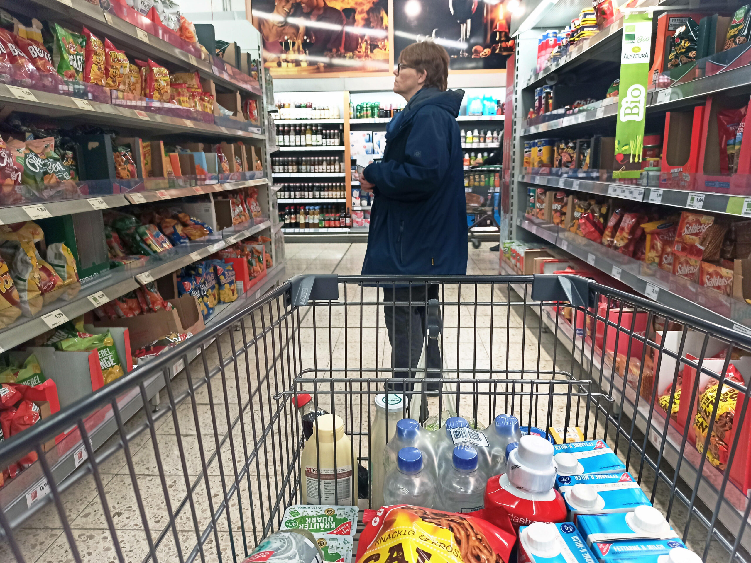 Eine Frau kauft Knabberkram im Supermarkt. (Symbolbild)